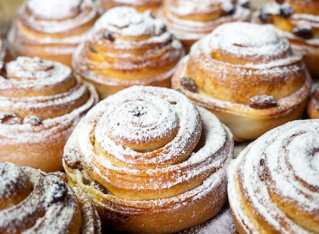Brötchen mit Zimt und Puderzucker. Das Konzept, leckeres Essen zu Hause zu kochen, hausgemachte Kuchen