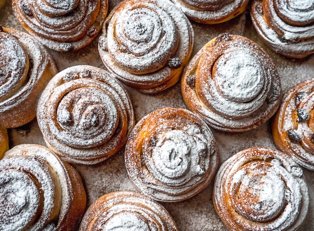 Brötchen mit Zimt und Puderzucker. Das Konzept, leckeres Essen zu Hause zu kochen, hausgemachte Kuchen