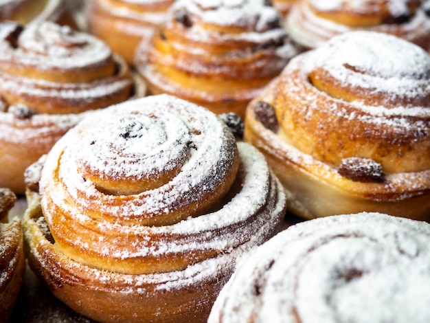 Foto brötchen mit zimt und puderzucker das konzept, leckeres essen zu hause zu kochen, hausgemachte kuchen