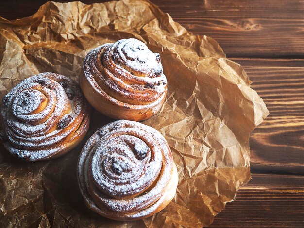 Brötchen mit Zimt und Puderzucker Das Konzept, leckeres Essen zu Hause zu kochen, hausgemachte Kuchen