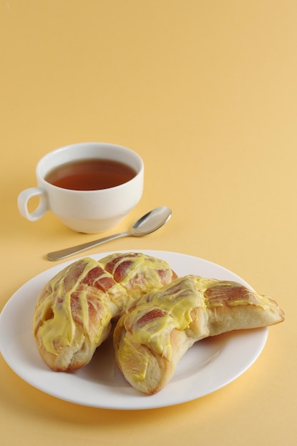 Brötchen mit Zitronencreme und Tee