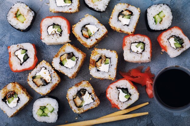 Brötchen Unagi Maki mit Gurkenaal-Sesam und rotem Fisch