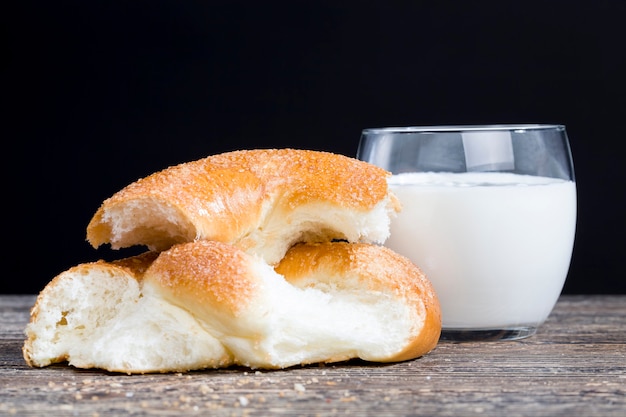 Brötchen und eine Tasse Kuhmilch