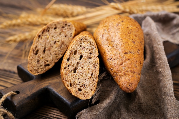 Brötchen Vollkornmehl mit Zusatz von Leinsamen.