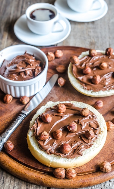 Brötchenscheiben mit schokoladencreme und nüssen