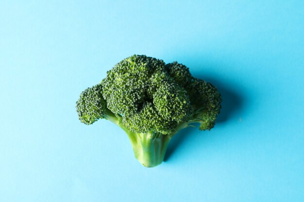 Brokkoli auf blauer Oberfläche. Gesundes Essen