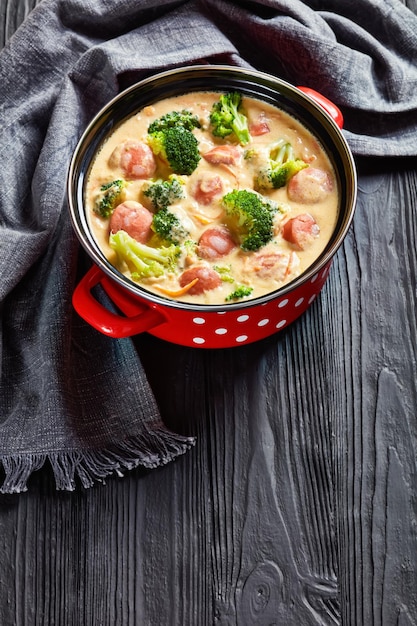 Brokkoli-Cheddar-Käse-Wurst-Suppe in einem Topf