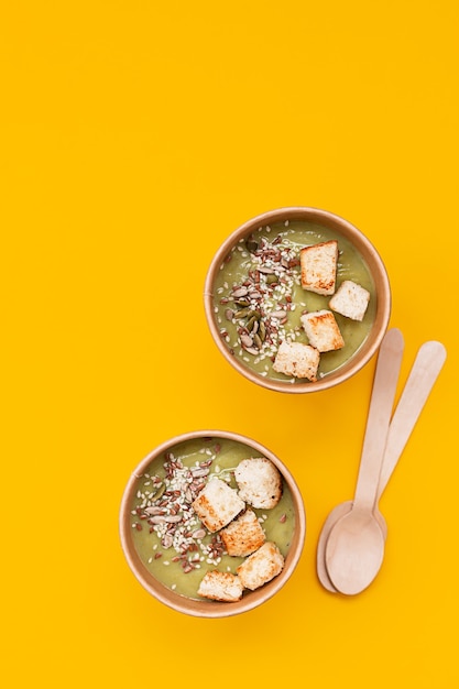 Brokkoli-Cremesuppe in einer Einwegschale Bastelpapier