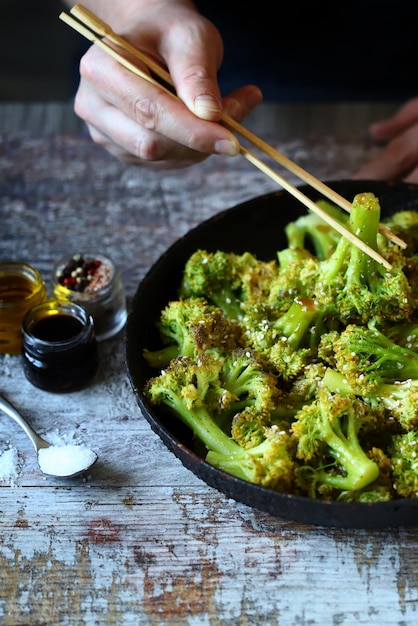 Brokkoli gebacken mit süß-saurer Soße Gesundes Essen