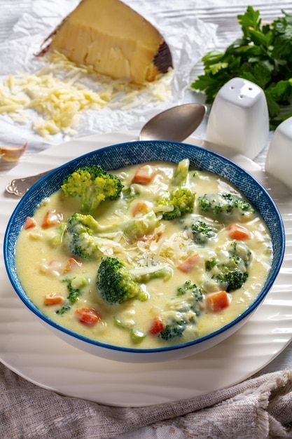 Brokkoli-Käsesuppe in einer Draufsicht der Schüssel