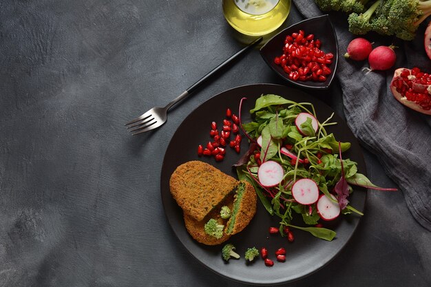 Brokkoli-Schnitzel mit Granatapfelsalat.