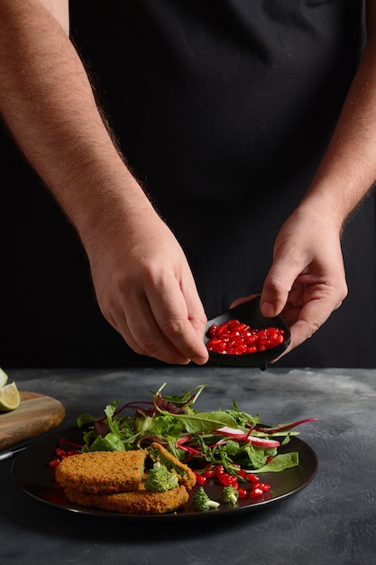 Brokkoli-Schnitzel mit Granatapfelsalat.