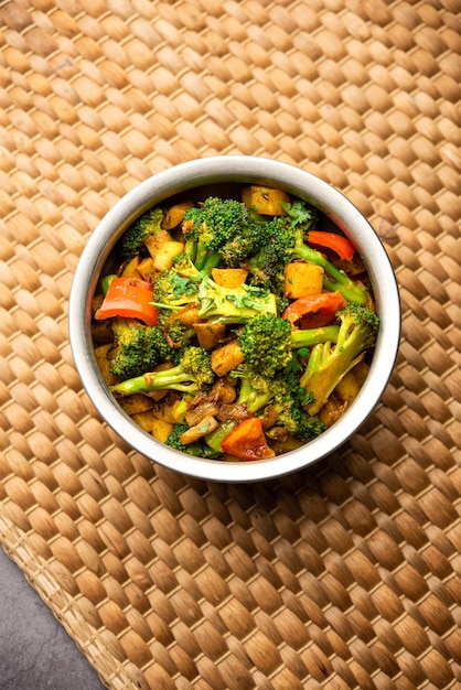 Brokkoli und Aloo Poriyal nach indischer Art oder südindisches Gemüserezept für Brokkoli und Kartoffelpfanne