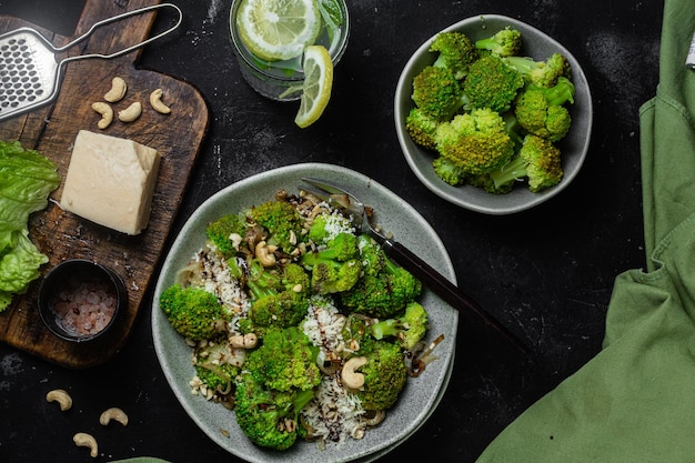 Brokkoli-Zwiebel-Salat mit Cashewnüssen und Parmesan