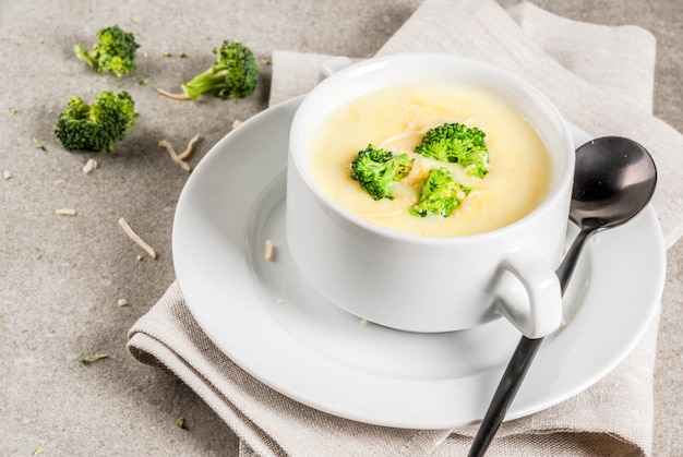 Brokkolikäse- und Hühnersuppe auf grauer Steintabelle