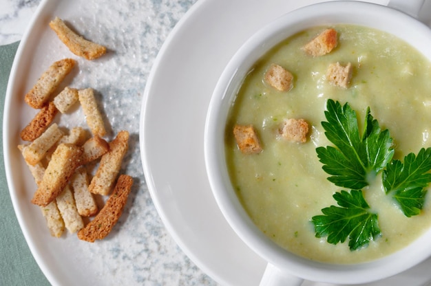 Foto brokkolipüreesuppe mit kartoffeln und sahne