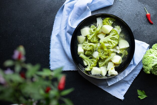 Brokkolisuppe Blumenkohlgemüse in Teller auf dem Tisch erster Gang gesunde Mahlzeit Kopie Raum