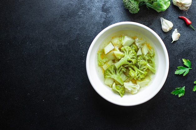 Brokkolisuppe Blumenkohlgemüse in Teller auf dem Tisch erster Gang gesunde Mahlzeit Kopie Raum