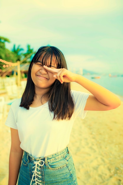Broma de adolescente asiático en vacaciones de verano playa de mar