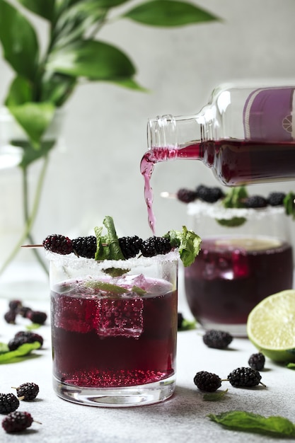 Brombeercocktail mit Brombeeren und abgestürztem Eis