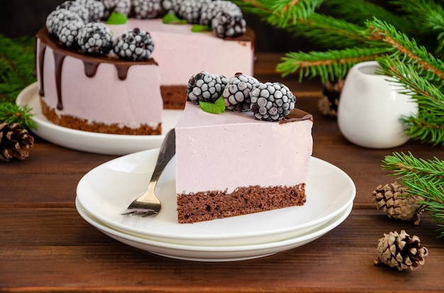 Brombeercreme-Mousse-Kuchen mit Schokoladenglasur