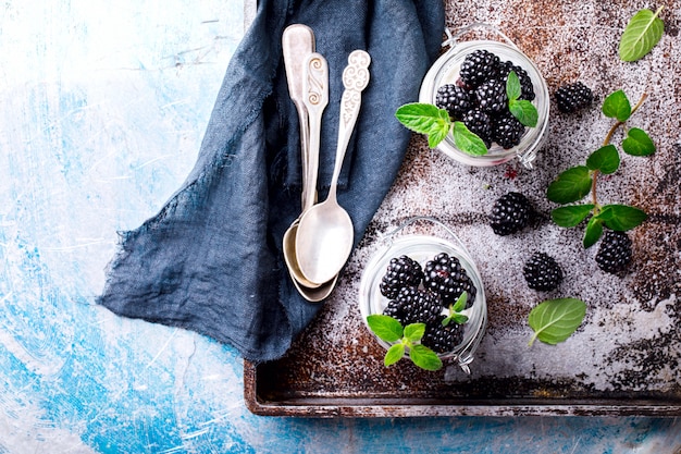 Brombeere mit griechischem joghurt. sommersüßspeise.