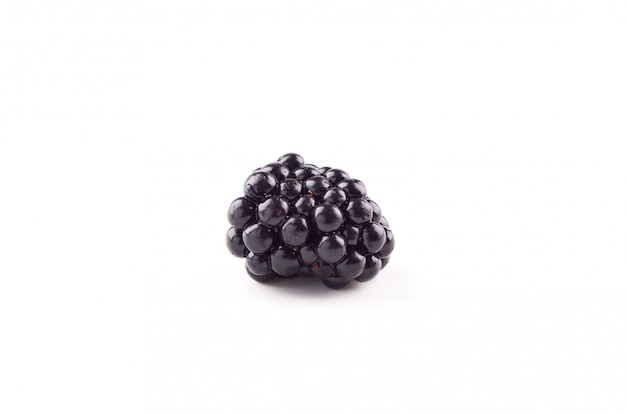 Brombeeren auf einem weißen isoliert