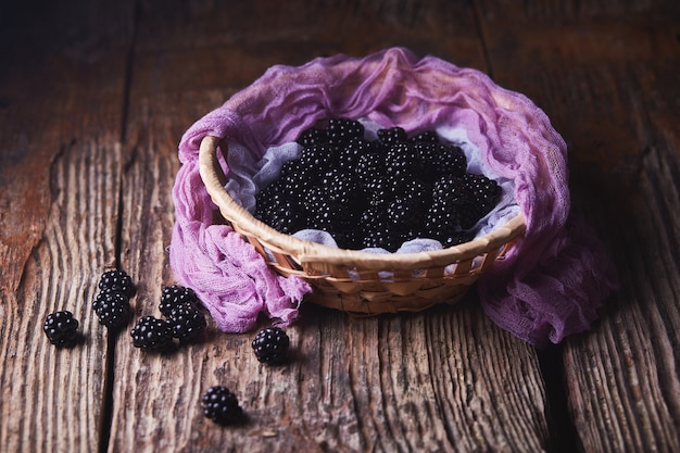 Brombeeren auf einer Holzoberfläche