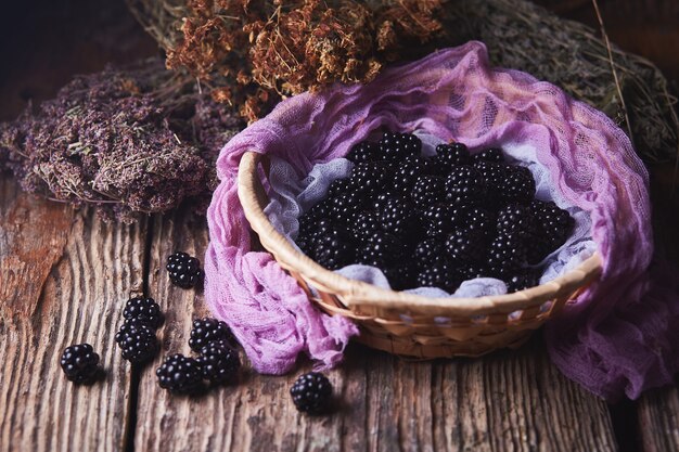 Brombeeren auf Holz