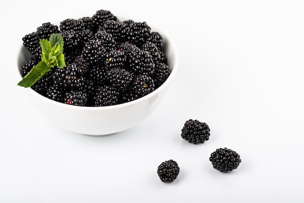 Brombeeren auf weißer Schüssel