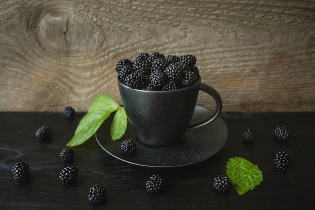 Brombeeren, frische Beeren, Holzhintergrund, vegetarisches Essen