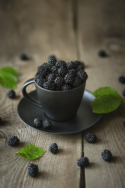 Brombeeren, frische Beeren, Holzhintergrund, vegetarisches Essen