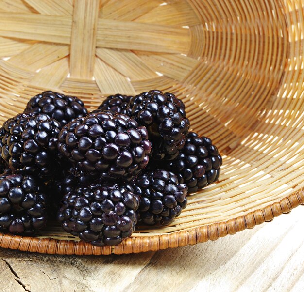 Brombeeren im Korb auf einem Holztisch