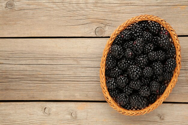 Brombeeren in einem Weidenkorb