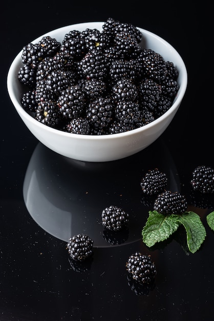 Brombeeren in einer weißen Schüssel