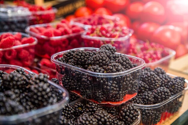 Brombeeren in Gerichten auf der Lebensmitteltheke auf dem Markt Vitamine Früchte