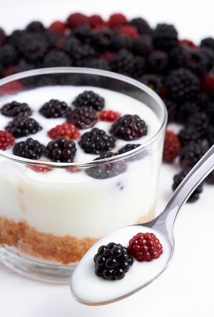 Brombeeren und Himbeeren auf Joghurt