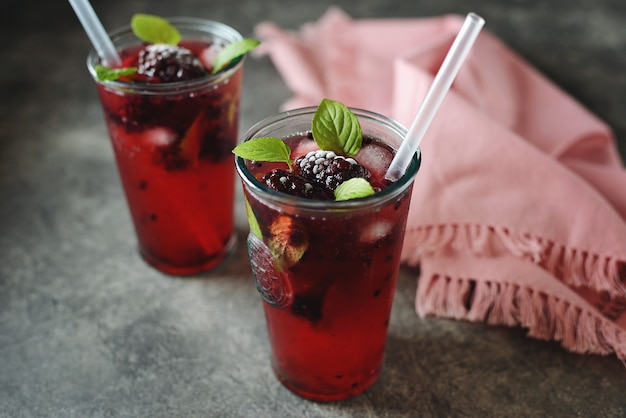 Brombeermojito mit Minze, Eis und gefrorenen Beeren