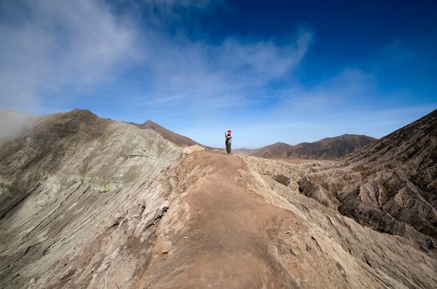 Bromo ist ein aktiver Vulkan in Indonesien. Der Rauch geht vom Vulkan Bromo Tengger Semeru Nationalpark auf der Java-Insel Indonesien aus