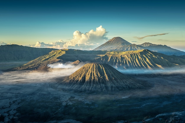 Bromo, vulcão, em, amanhecer, tengger, parque nacional semeru, java oriental, indonésia