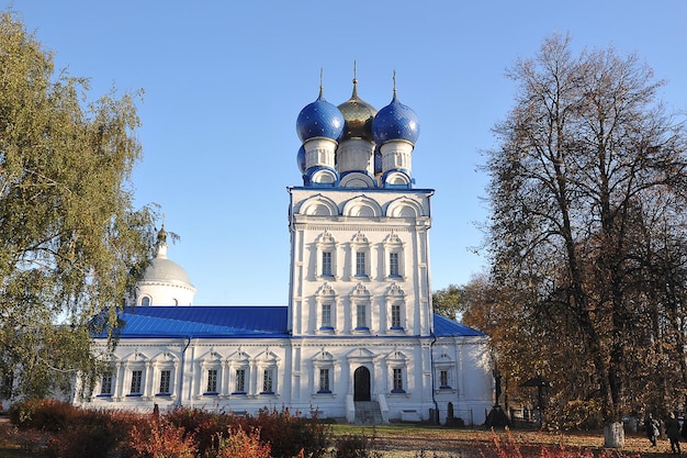 BRONNITSY, Rússia - 9 DE OUTUBRO DE 2021: Catedral do Arcanjo em Bronnitsy no outono