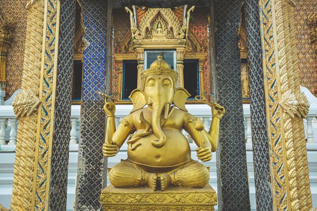 Bronze-Ganesha-Statue und goldene Textur Ganesh ist hinduistischer Gott