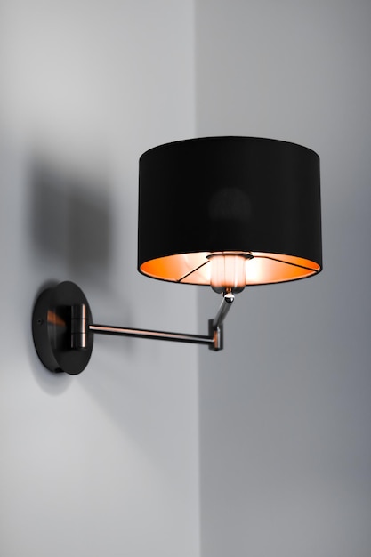 Bronzelampe in einer eleganten, modernen Wohnkulturbeleuchtung