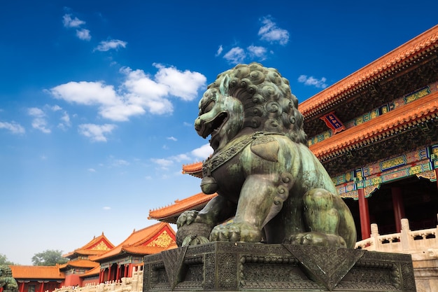 Bronzelöwe vor der Halle der höchsten Harmonie in der verbotenen Stadt Peking China