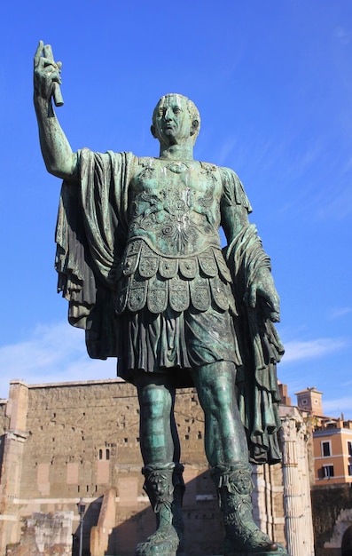 Bronzenstatue des Kaisers Nerva im Forum Romanum in Rom, Italien