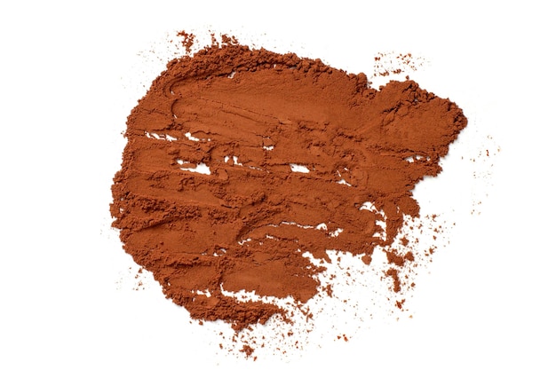 Bronzer ou sombra escura para um rosto espalhado Textura em pó em um fundo branco