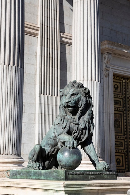 Foto bronzeskulptur des löwen am eingang des gebäudes des abgeordnetenhauses des spanischen parlaments palacio de las cortes