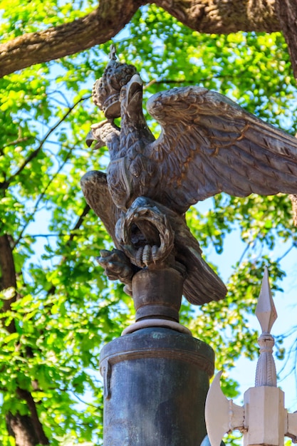 Bronzestatue des Doppeladlers das alte Wappen des Russischen Reiches