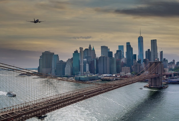 Brooklyn Bridge bei Sonnenuntergang New York City Manhattan nach Sonnenuntergang schönes Panorama Stadtbild USA