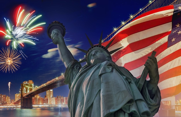 Brooklyn Bridge Blick auf die Freiheitsstatue in amerikanischer Flagge mit Feuerwerk im Design für den Unabhängigkeitstag am 4. Juli